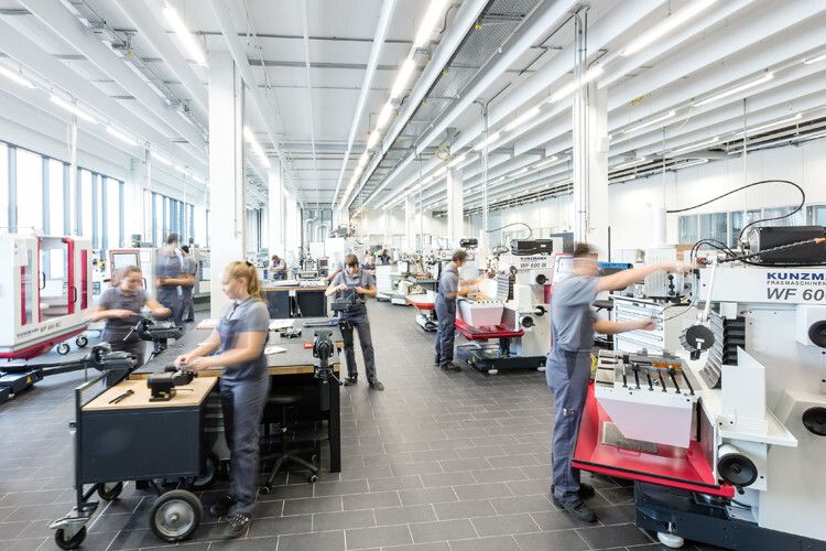 Im neuen Ausbildungszentrum in Zuffenhausen bietet Porsche zehn verschiedene technische und kaufmännische Berufsausbildungen an. (Foto: Porsche)