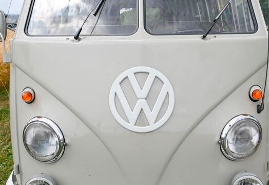 Damit der Volkswagen-Konzern angesichts einiger Mängel in Sachen Wind- und Solarstrom beseitigen kann, setzt das Unternehmen jetzt auf große Batteriespeicher, die zukünftig mit ausrangierten E-Mobil-Batterien bestückt werden. Hier die Details ...(Bild:  Volkswagen)