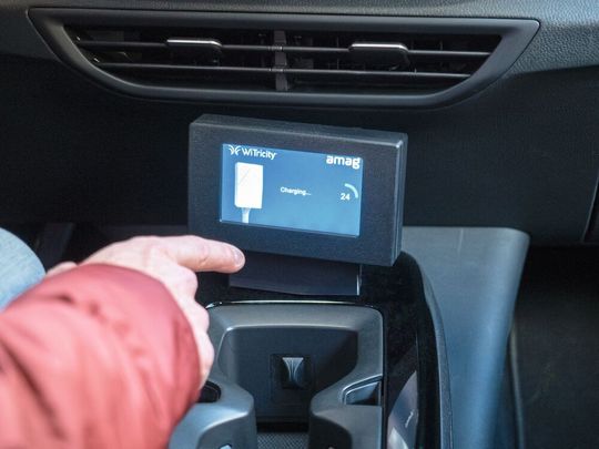 Ein zusätzlicher Bildschirm im Fahrzeug zeigt die optimale Parkposition an; das System prüft zudem automatisch, ob sich Gegenstände oder Lebewesen zwischen den Spulen befinden.(Bild:  Empa)