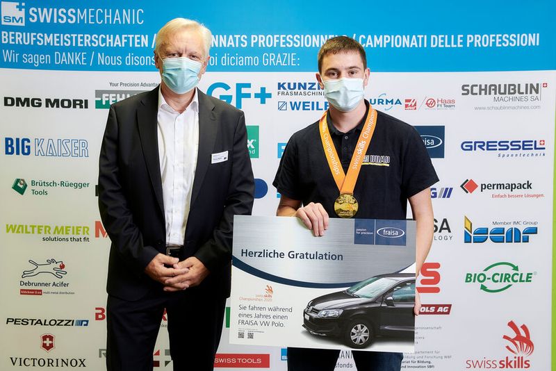 Thomas Nägelin (Fraisa - Preis an Best of all) und Fabian Leuenberger bei der Siegerehrung, Polymechaniker/in EFZ, CNC Drehen. (Bild: © Manu Friederich)