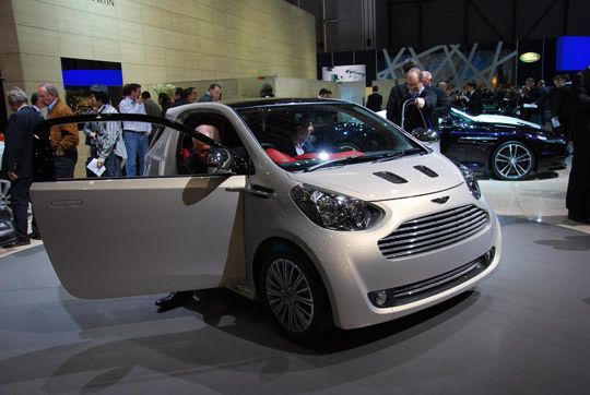 Aston Martin ist in Genf mit dem neuen Cygnet vertreten. Er basiert - deutlich zu erkennen - auf dem Toyota iQ.  (Archiv: Vogel Business Media)