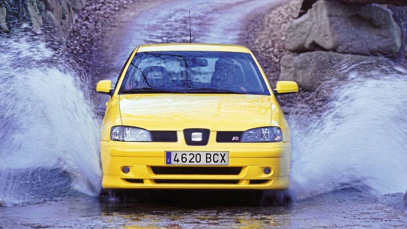Im August 1999 erhielt der Ibiza II ein Facelift. Der Ibiza 6K basiert auf dem Polo 6N und damit erstmals auf der VW-Konzern-Plattform. Jedoch besaß er die Vorderachse und die Motoraufhängung vom Golf III. Somit wurden zum größten Teil andere Motoren verwendet, wie beispielsweise im Ibiza Cupra der 2,0 16V mit 110 kW/150 PS.  (Bild: Seat)