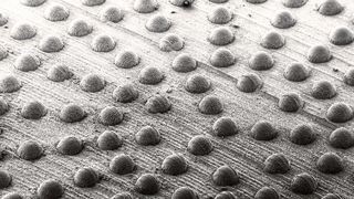 Forscher an der Universität des Saarlandes in Saarbrücken nutzen die sogenannte LST-Technik (Laser Surface Texturing) jetzt um Mikrolandschaften zu erzeugen. Was das Ganze soll? Das ist ziemlich interessant. Denn mit den exakt definierten Oberflächenstrukturen können Schleifwerkzeuge ganz neuer Art hergestellt werden, heißt es. (S. Fang / AG Prof. D. Bähre)