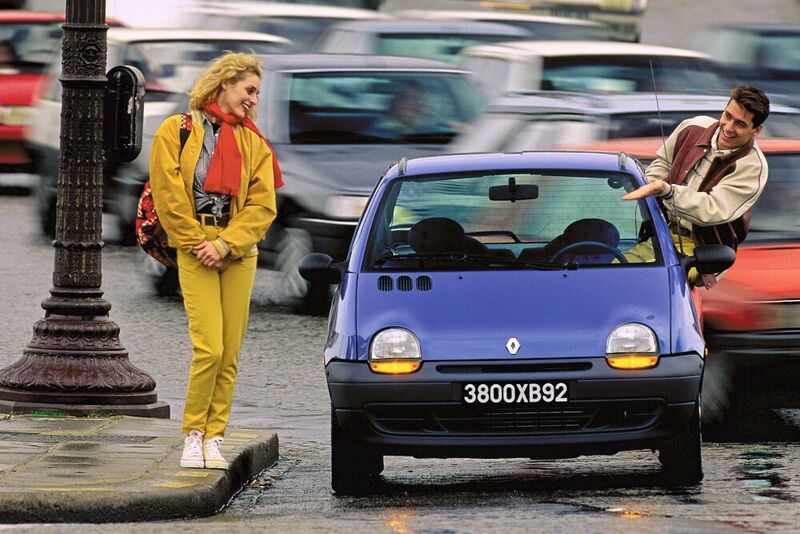 Im Jahr 1992 gingen einige interessante Fahrzeugkonzepte an den Start – vor 30 Jahren also. Im Oktober etwa stellte Renault den Twingo vor, der mit ungewöhnlichem Design und Innenraumkonzept ohne nennenswerte Änderungen fast 15 Jahre angeboten wurde. Allein hierzulande konnte der Importeur mehr als einen halbe Million Einheiten absetzen. Beliebtes Ausstattungsdetail war seinerzeit das ab Werk lieferbare Faltschiebedach. (Bild: Renault)