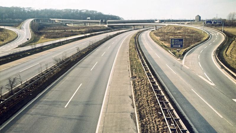 Zum zweiten Mal aufgrund der Ölkrise verhängte der deutsche Staat am 2.12.1973 ein sonntägliches Fahrverbot. Hier ein Blick auf das leere Autobahnkreuz Duisburg-Kaiserberg.(Bild:  picture-alliance/ dpa)