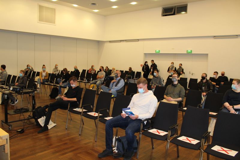 So sieht ein voller Vortragsraum in Corona-Zeiten aus. Wer keinen Platz mehr bekam, konnte zumindest die Vortragsfolien vom Referenten anfordern.  Weitere Infos zu den kommenden LAB-SUPPLY-Messen finden Sie auf www.lab-supply.info.  (LABORPRAXIS, C. Lüttmann)