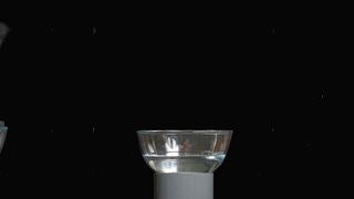 Mit der neuen Versuchsanordnung im Prinzip möglich: Kochendes Wasser ohne Energieaufwand zu Eis erstarren lassen.  (Andreas Schilling, UZH)