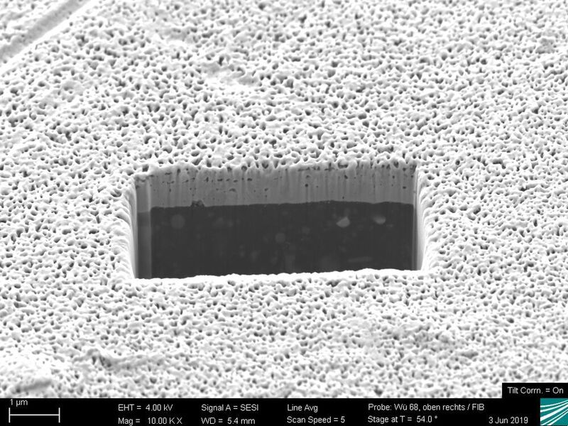 Bild 1: Mikrostruktur einer Silberschicht, die auf einem Standard Epoxidharz gedruckt und ausgehärtet ist (aufgenommen mit einem Fokus-Ion-Beam-Mikroskop). (Heraeus)