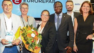 Auf der Automechanika stellte PSA den 400. Euro-Repar-Partner in Deutschland vor. Von links nach rechts: Gunnar Gräwe (PSA), Hüseyin Cenan und Partnerin, Delphine Lafon-Degrange, René Bernard Tchamendje, Heiko Otto, Sabine Weber (alle PSA). (Bild: Jürgen Mogdans)