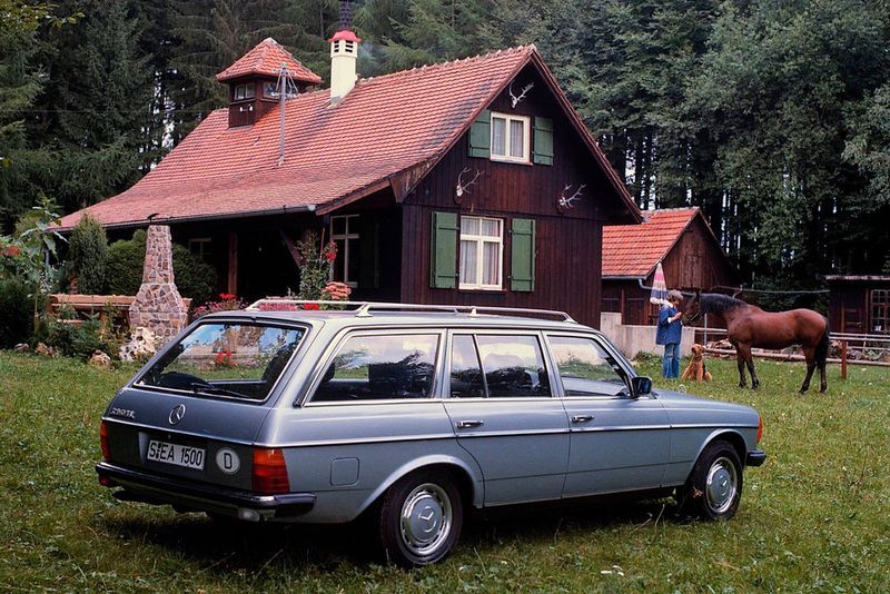 Während die Preise für die Limousine des Mercedes W123 eher stagnieren, ziehen die des deutlich selteneren Kombi an. (Foto: Mercedes-Benz)