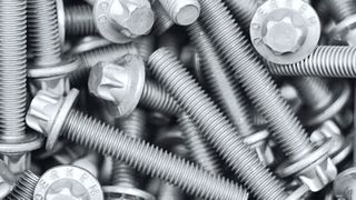 Der PFAS-freie Topcoat ist in Kombination mit einem Zinklamellen-Basecoat oder anderen metallischen Untergründen für multifunktionale Eigenschaften verantwortlich. (Bild: Dörken)