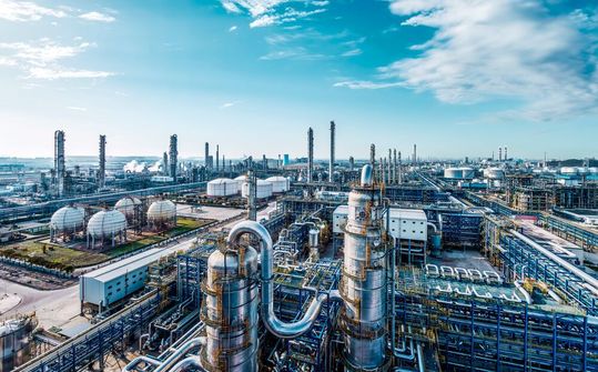 Biomethan lässt sich in der chemischen Industrie als Prozessenergie, zur Erzeugung von Strom und Wärme, als Rohstoff für die Herstellung von zum Beispiel Ammoniak oder Wasserstoff sowie als Synthesegas für Basis-Chemikalien einsetzen.(Bild:  iStock/dongfang zhao / BMP Greengas)