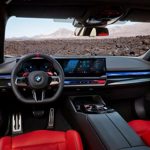 Innen fallen zuerst die Sportsitze auf. Auch die Carbonoptik an den Außenspiegeln trägt zum sportlichen Design bei.(Bild:  BMW)