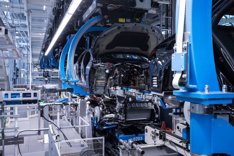 Die Hochzeit in der Factory 56, die sogenannte „Fullflex Marriage“, besteht aus mehreren modularen Stationen. So können unterschiedliche Antriebsvarianten mit den jeweiligen Fahrzeugkarosserien auf der gleichen Linie verheiratet werden. (Daimler)