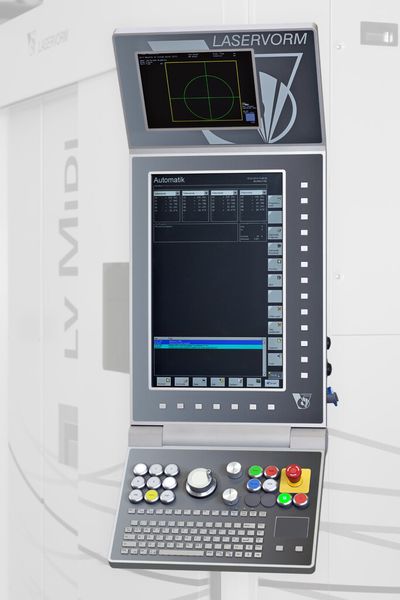 Das Panel besteht aus einer Tastatureinheit mit Touchpad, einem zentralen Touchmonitor mit flankierend angeordneten Funktionstasten und einem zweiten Monitor für das Kamerabild und die empfehlenswerte Bildverarbeitung. (Bild: Laservorm)