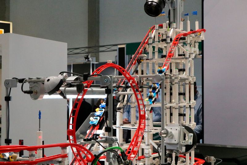 ...achterbahnfahrene Lego-Figuren... (K.Juschkat/elektrotechnik/konstruktionspraxis)