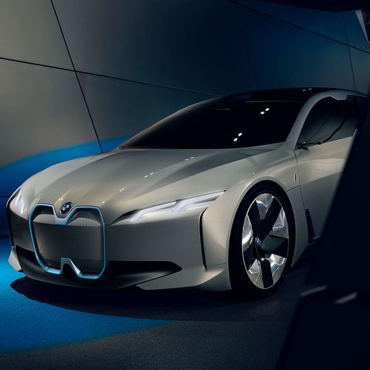 Der BMW i Vision Dynamics gab auf der IAA 2017 einen Ausblick auf ein künftiges E-Modell.(Bild:  BMW)