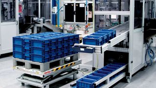 Bauteile werden bei Arnold Umformtechnik direkt automatisiert in wiederverwendbare oder recycelfähige Verpackungen gefüllt und darin versandt. (Bild: Arnold)