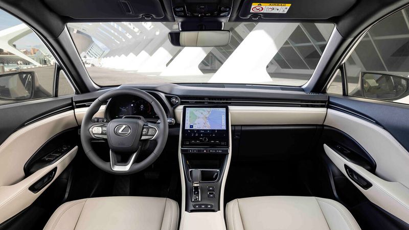 Der 9,8-Zoll-Touchscreen sitzt hier tiefer als beim Toyota-Bruder Yaris Cross in der Mittelkonsole, was deutlich eleganter wirkt. (Bild: Lexus)