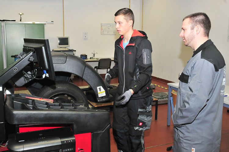 Dominik Sonder aus Mecklenburg-Vorpommern beim Wuchten eines Rades. (Foto: Schmidt)