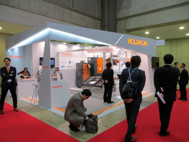 Anders als von europäischen Messen gewohnt, fällt der Messestand von Kuka auf der Jimtof kleiner aus. (Sonnenberg)