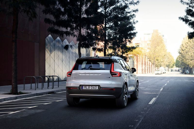 Verfügbar ist der XC40 mit einem Dieselmotor, einem Vierzylinder-Benziner und einem Dreizylinder-Benziner. Weitere Motorisierungen sollen folgen, darunter ein Hybrid und eine rein elektrische Version. (Volvo)