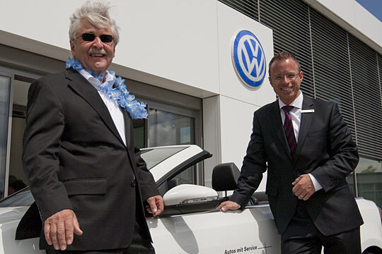 Claus Myhr, Betriebsleiter der VW AG, Region Nord, und Alexander Matz, Verkaufsprokurist bei Willy Tiedtke (GmbH & Co.) KG sind sehen den Tiedtke-Neubau mit Zuversicht. (Archiv: Vogel Business Media)