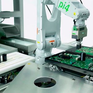 Handwerk hat keinen goldenen Boden mehr: Im Erlanger Siemens-Werk werden ab sofort die Hauptplatinen für Umrichter komplett roboterisiert bearbeitet. (Bild:  pi4_robotics)