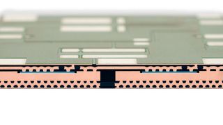 Beim Chip-Embedding werden die Leistungs-Mosfets nicht wie bisher auf Platinen gelötet, sondern in diese integriert.  (Infineon )