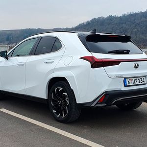 2. Die Ecken und Kanten: Der optische Gesamteindruck beim Lexus UX wirkt stimmig. Blickt man etwas näher hin, wundert man sich aber schon, warum die Designer nicht auf ein paar Kanten und Sicken verzichtet haben. Besonders deutlich wird das bei den hinteren Kotflügeln und dem angedeuteten Spoiler in den Heckleuchten.(Bild:  Mauritz – VCG)