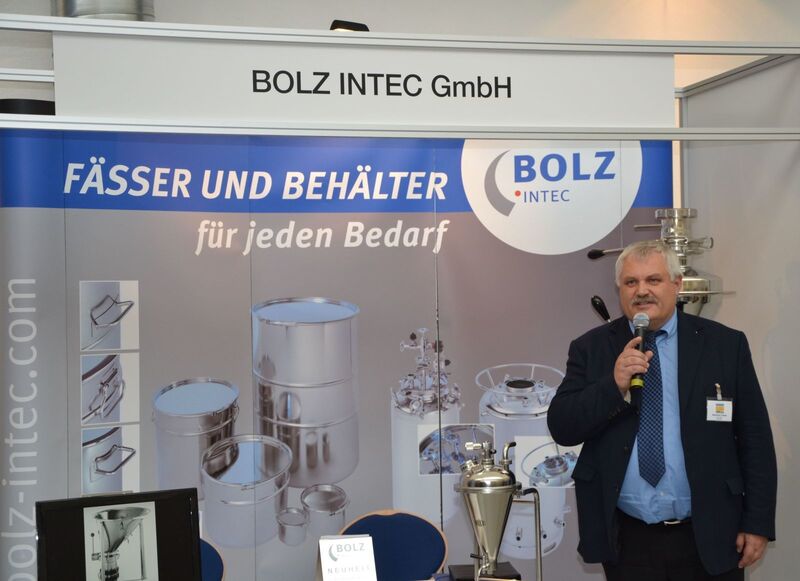 Referent Bernhard Traube von Bolz Intec, einem Spezialisten für die Anfertigung von runden Bauteilen wie z.B. Edelstahlfässer, Druckbehälter mit unterschiedlichen Volumina, Transportbehälter und Rührwerksbehälter. (Bild: PROCESS)
