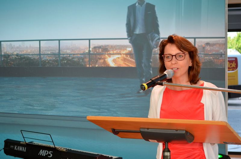 Skoda-Chefin Imelda Labbé bedankte sich für die Millionen-Investition von Schandert in das Fabrikat. Das Unternehmen habe damit ein klares Zeichen für eine erfolgreiche Zukunft mit Skoda gesetzt. (Bild: Grimm/»kfz-betrieb«)