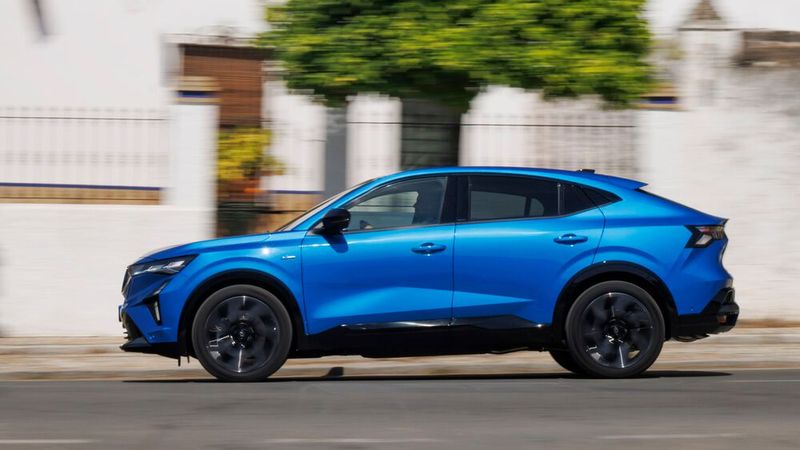 Die nach hinten langsam abfallende Dachlinie verleiht dem Rafale eine coupéhafte Eleganz. (Bild: Renault)