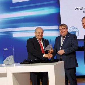 Den Medienpreis in Bronze überreichten ZDK-Präsident Jürgen Karpinski (l.) und ZDK-Vorstandsmitglied Arne Joswig an Werner Blohm (M.), Pressesprecher der Innung Stormarn, für sein Theaterstück im Autohaus. (Bild:  Zietz – »kfz-betrieb«)