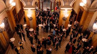 More than 300 participants all over the world. View in the entrance hall of Villa Erba (Bild: IMA)
