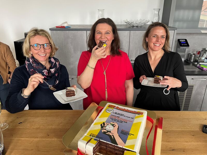 Welche Frau kann Schokolade widerstehen - Stephanie Steen, Lilli Kos und Sylvia Lösel  genießen die Lenovo-Torte. (Bild: IT-BUSINESS)