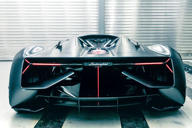 Auf Auspuffrohre konnte beim Heckdesign verzichtet werden. (Lamborghini)