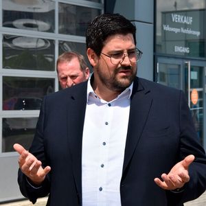 Franz Hirtreiter, geschäftsführender Gesellschafter bei AVP Autoland, will die Ertragschancen, die die Elektromobilität bietet, konsequent ausschöpfen.(Bild:  Simon/»kfz-betrieb«)