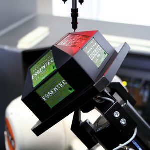Und er bewegt sich doch: Ein 6-achsiger Roboter positioniert den Werkstückhalter in die horizontale Bestückungsebene.