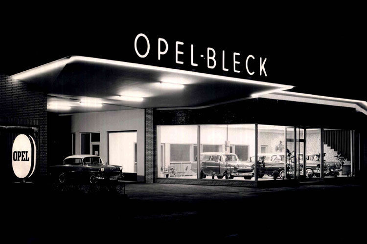 ... bezieht das Unternehmen 1955 den Standort in der Barmbeker Straße 35-37. Hier befindet sich der Filialsitz bis heute. (Lensch & Bleck GmbH)