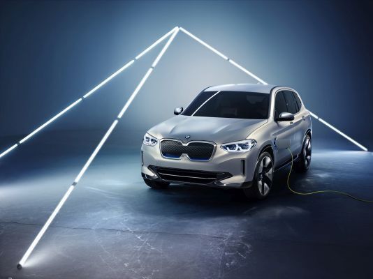 Der BMW Concept iX3: angetrieben von einem 200-kW-E-Motor und dank 70-kWh-Akku mit einer Reichweite von 400 km. (BMW)