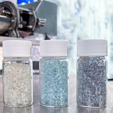 rPET-Granulate: Am Fraunhofer IAP wird Terephthalsäure aus PET zurückgewonnen, um daraus neue Polymere für Flaschen, Fasern und Folien herzustellen. Die gelblichen bis grauen Farbtöne sind auf das recycelte Ausgangsmaterial zurückzuführen. Durch gezielte Additivierung lässt sich die Farbe bis hin zu farblosem Material steuern. (Bild: Fraunhofer IAP / Romina Schönefeld)