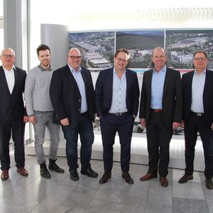 Uwe Herzog (Projektleiter Digitale Transformation, Schäfer Werke), Ruben Schnabel (Business Development Manager, Fabrikado), Marc Eberhart (CIO, Fabrikado) Thomas Hoffmeister (CEO, Fabrikado), Rainer Bröcher (Geschäftsführer, Schäfer Werke), Michael Wehler (Marketingleiter, Schäfer Werke) (vlnr.)