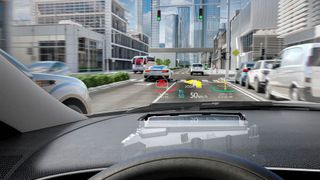 Sichtbar: Head-up-Diaplys blenden wichtige Informationen direkt in das Sichtfeld des Fahrers auf die Windschutzscheibe.So wird dieser nicht vom Verkehr abgelenkt. (Bild: Continental)