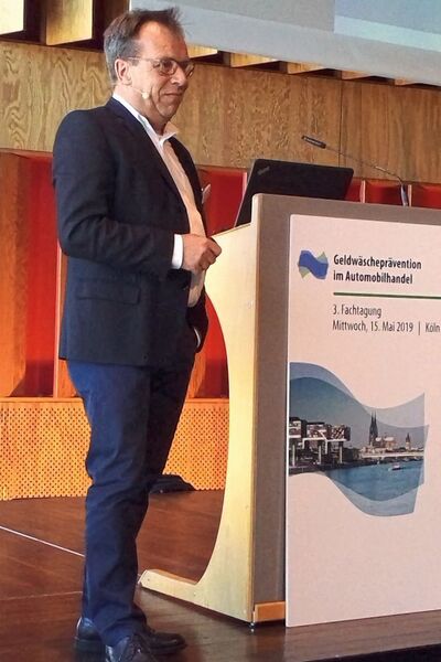 Andreas Glotz von der Deutschen Gesellschaft für Geldwäscheprävention zeigte mögliche Änderungen für Kfz-Händler durch die 5. EU-Anti-Geldwäscherichtlinie auf. (Baeuchle/»kfz-betrieb«)