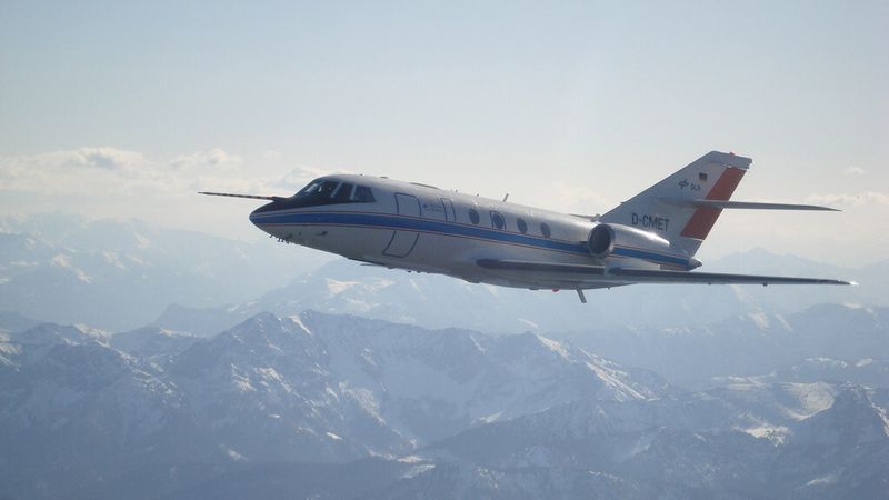 Das auf der ILA ausgestellte DLR-Forschungsflugzeug Falcon 20E kam 1976 zum DLR und hat sich in zahlreiche wissenschaftlichen Forschungsmissionen weltweit bewährt. Die wohl bekanntesten Flüge führte das DLR im April 2010 durch, als der Ausbruch des isländischen Vulkans Eyjafjalla große Teile des Luftverkehr über Europa zum Erliegen brachte. In Rekordzeit wurde die Falcon umgerüstet und für den Einsatz über Island, England und Deutschland zugelassen. Als einziges Flugzeug am Himmel machte sich die Falcon zu mehreren Messflügen auf. (DLR)