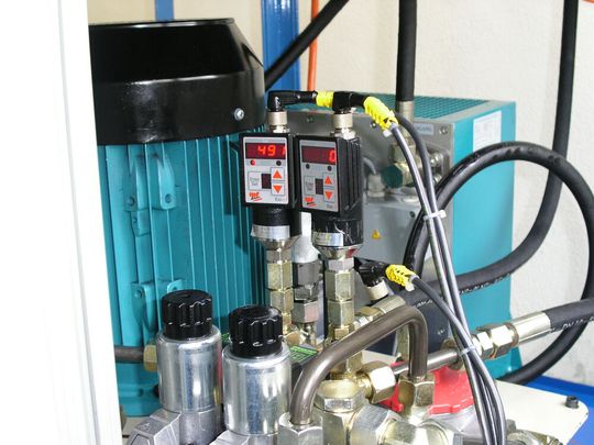 Drucksensoren an einem Hydraulikaggregat: Nach Eingabe des Wertes für den Nenndruck ermitteln die Geräte die notwendigen Einstellungen für den Einschaltpunkt und die Hysterese automatisch.(Bild:  ipf electronic gmbh)