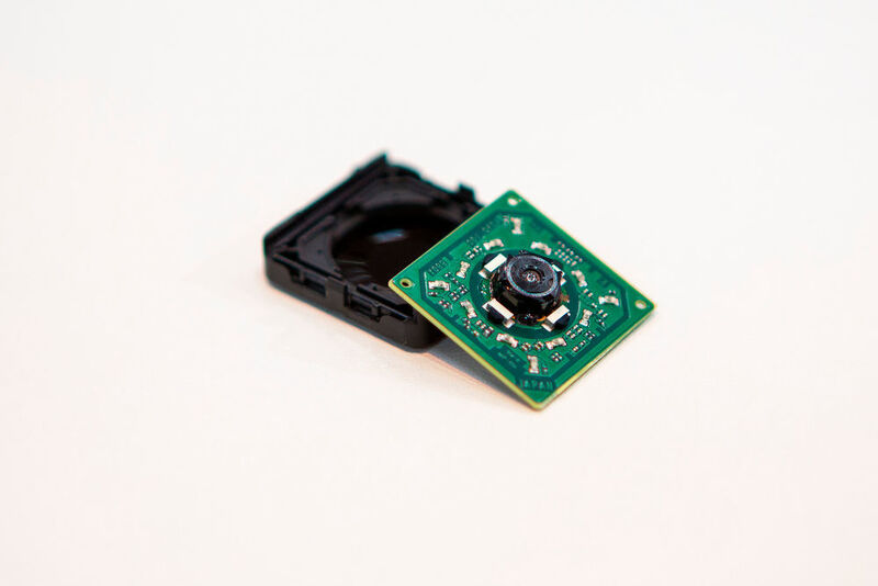 Der Palm-Secure-Sensor erfasst mit einer Infrarotkamera das individuelle Handvenenmuster des Anwenders. Der Handvenenscan funktioniert nur bei lebendem Gewebe und gilt als das sicherste biometrische Verfahren. (Bild: Fujitsu)