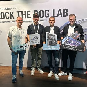 Das Wortmann-Team: (v. l.) Sven Öpping, Christian Wiechert und Jonas Ellersiek mit Robin Middeldorff (2. v. l., ASUS) kennen sich mit allen ASUS-Produkten aus.(Bild:  Vogel IT-Medien GmbH)