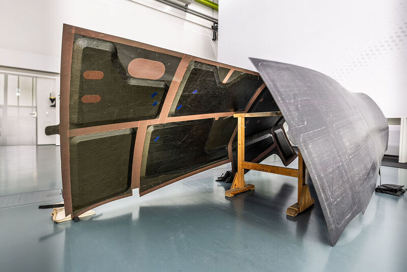 Die ausgehärteten Seitenschalen, bereit für den Einbau in den Prototyp des Helikopters Racer.  (Fraunhofer-IGCV)